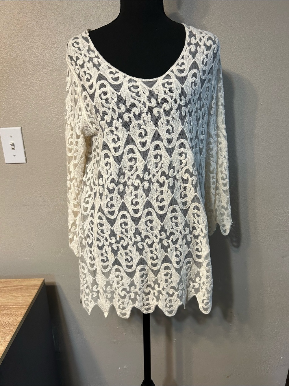 Neiman Marcus Ivory Embroidered Lace Tunic Top M Sheer Boho Scalloped Resort